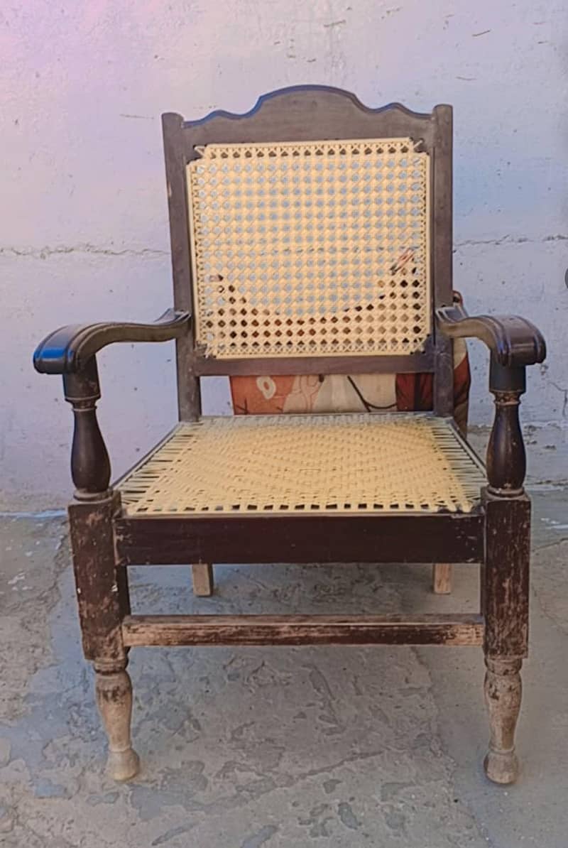 گھریلو استعمال والی چار عدد کرسیاں ۔ 0