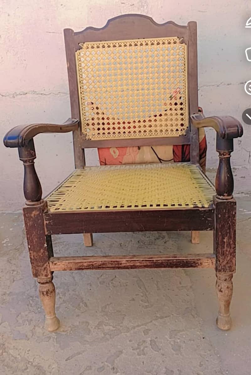 گھریلو استعمال والی چار عدد کرسیاں ۔ 1