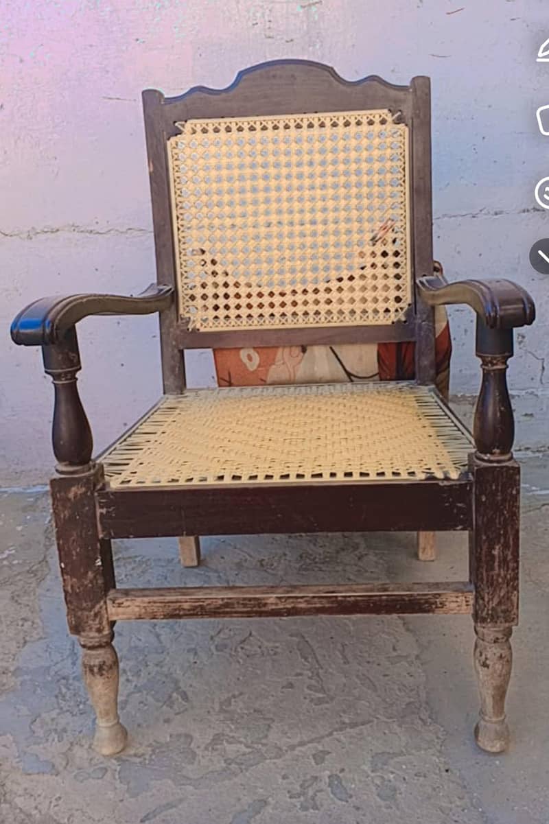 گھریلو استعمال والی چار عدد کرسیاں ۔ 2