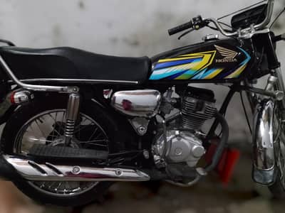 Honda 125 2004 model hai Tanki 26 model ki hai or 10.10 condition hai