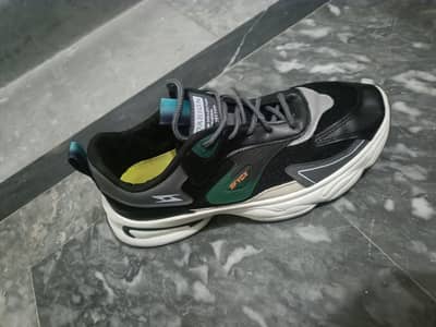 Stylish Black Sports Sneakers – Comfortable & Trendy Design