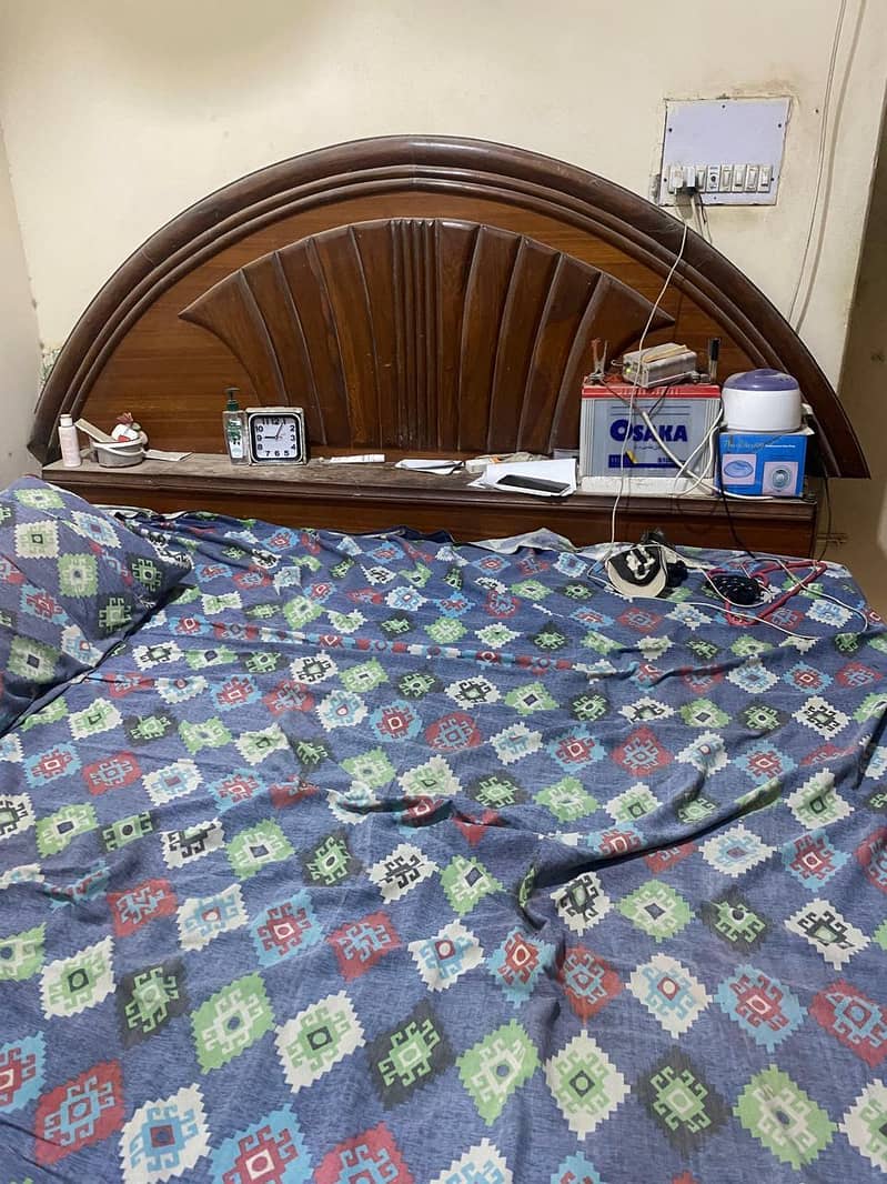 Bed and dressing table 0