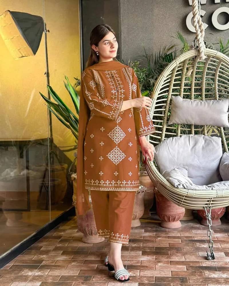 خوبصورت ایمبرائیڈڈ 3-پیس ریڈی ٹو ویئر ڈریس - براؤن کلر 0