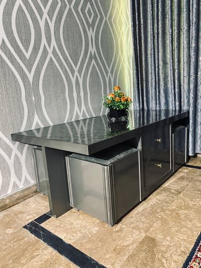 Drawing Room Silver Wooden Table with 4 Adjusted Stools