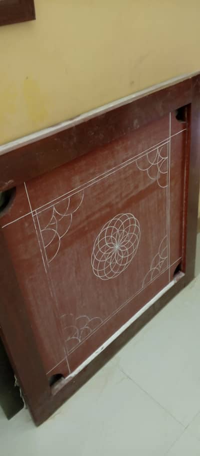 Carrom board