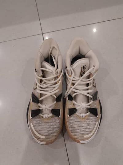 Nike Kyrie 7 White/Mettalic Gold-Used(Clean Conditipn)