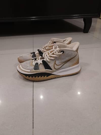 Nike Kyrie 7 White/Mettalic Gold-Used(Clean Conditipn)