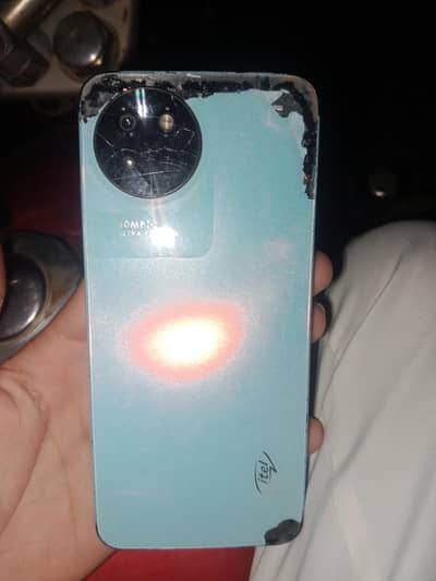 back ka color khaarb ha Baki sab okay hai ram 8/128 ha