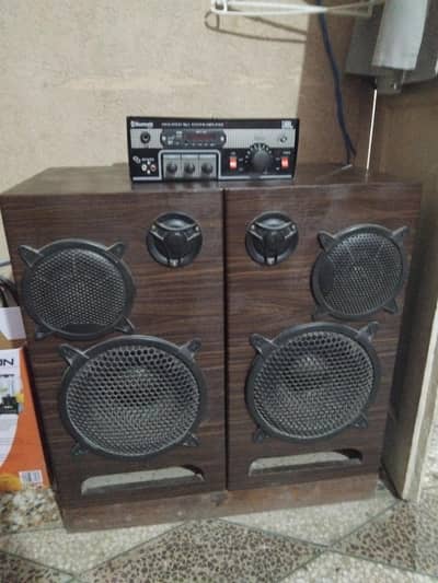 Amplifier with speaker