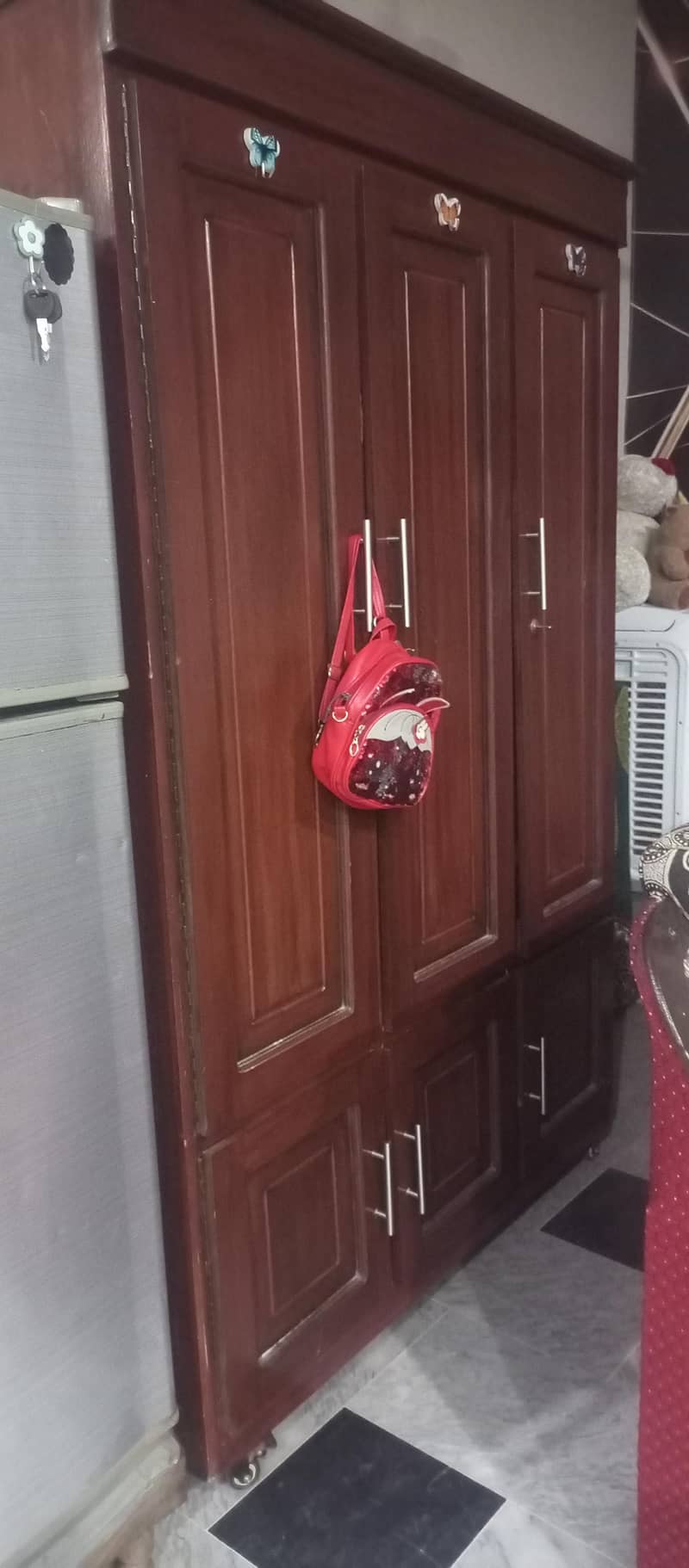 لکڑی کی الماری کوئی پلائی نہیں تین دروازے کی بلکل نیو 0