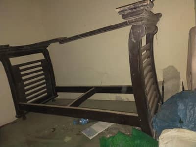 dining table with  6 chairs  in good condition