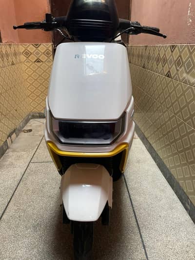 Revoo electric Scooty