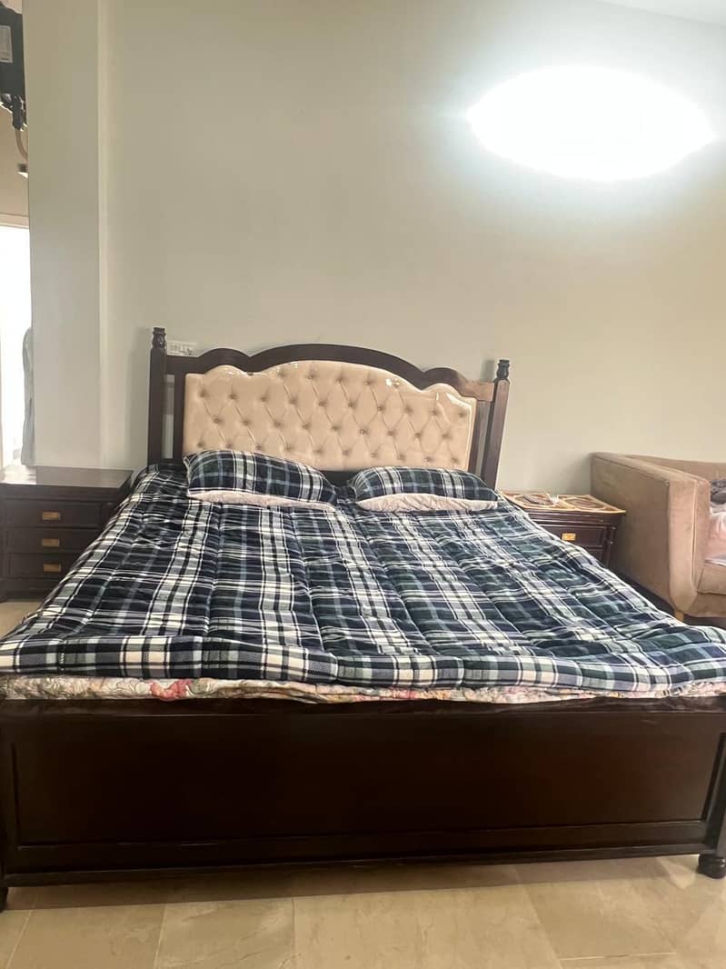 full bed set with 2 side table and one dreesing table 0