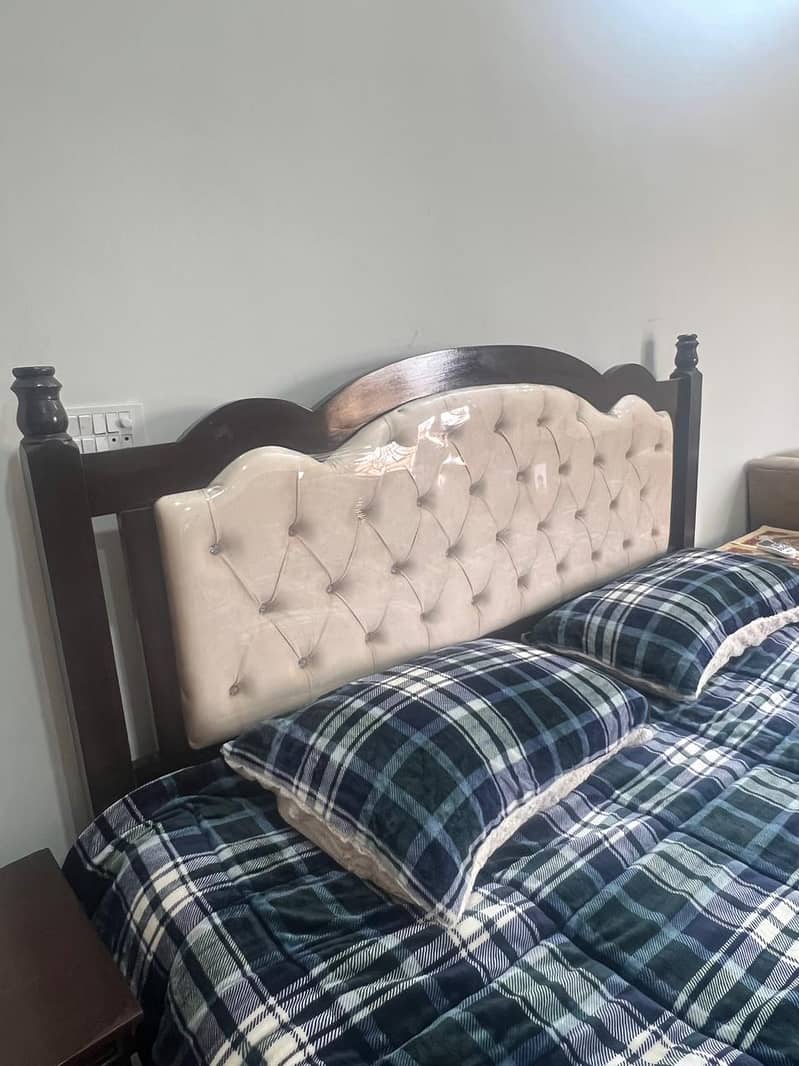 full bed set with 2 side table and one dreesing table 1