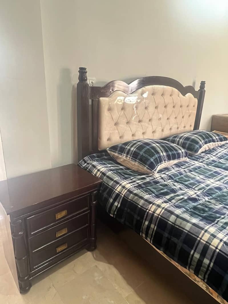 full bed set with 2 side table and one dreesing table 2