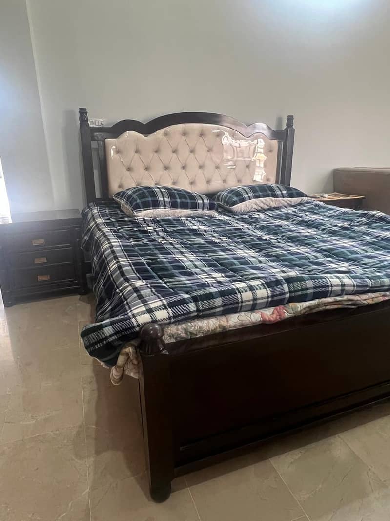 full bed set with 2 side table and one dreesing table 3