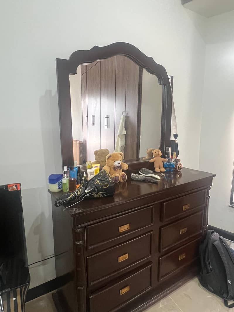 full bed set with 2 side table and one dreesing table 4