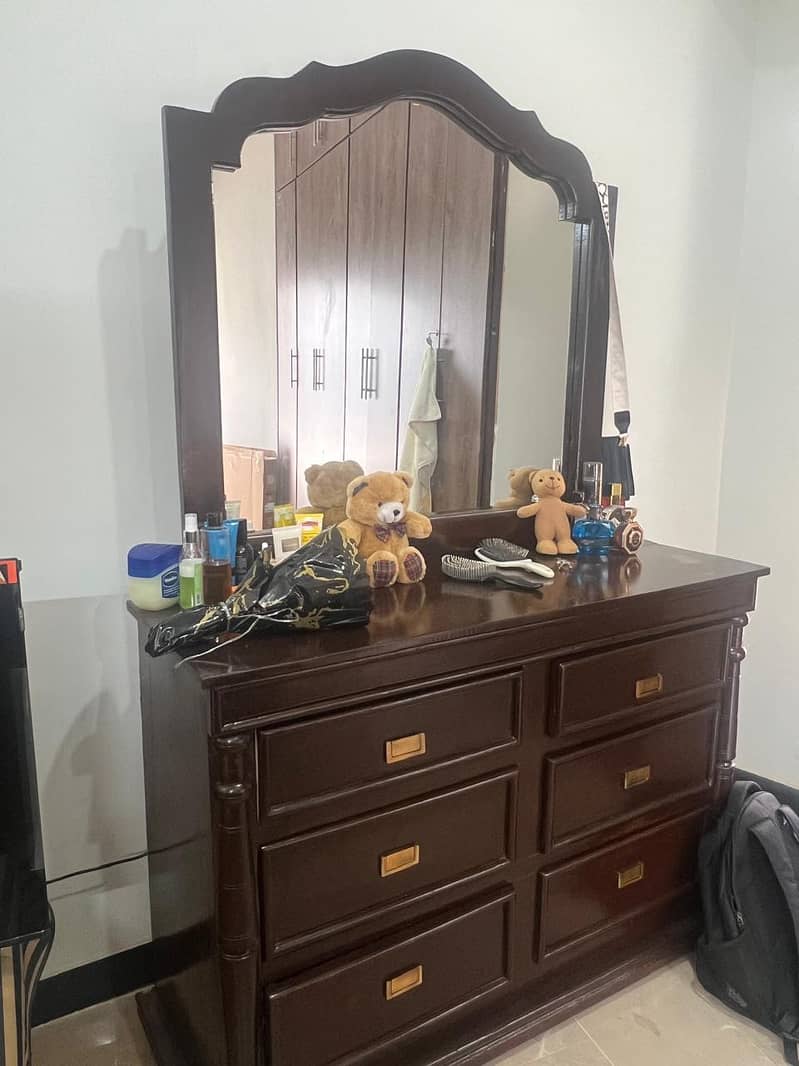 full bed set with 2 side table and one dreesing table 5