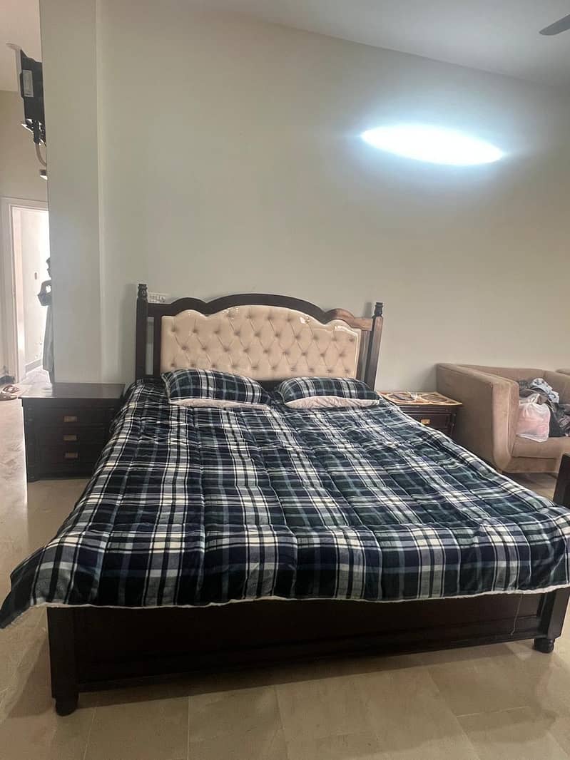 full bed set with 2 side table and one dreesing table 7