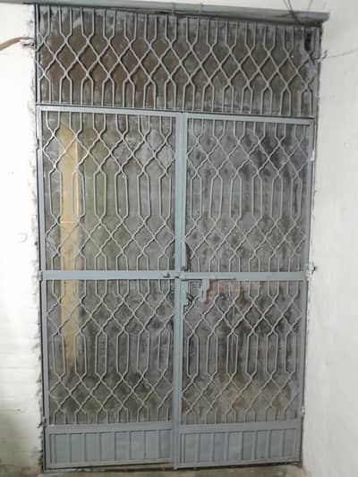 darwaza metal ka jhali k sath 5 × 8 feet achi condition mein
