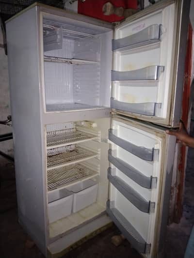 Dawlance company ki full size fridge for sale 03020066870 call me
