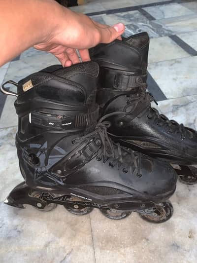 I am selling original skating shoes like new condition