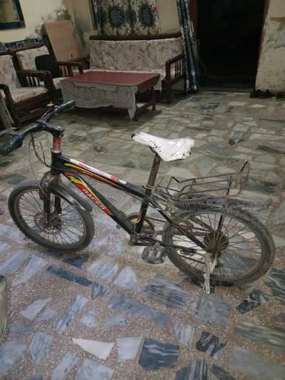 itni use nai hui bas gar per he khari rahi hai