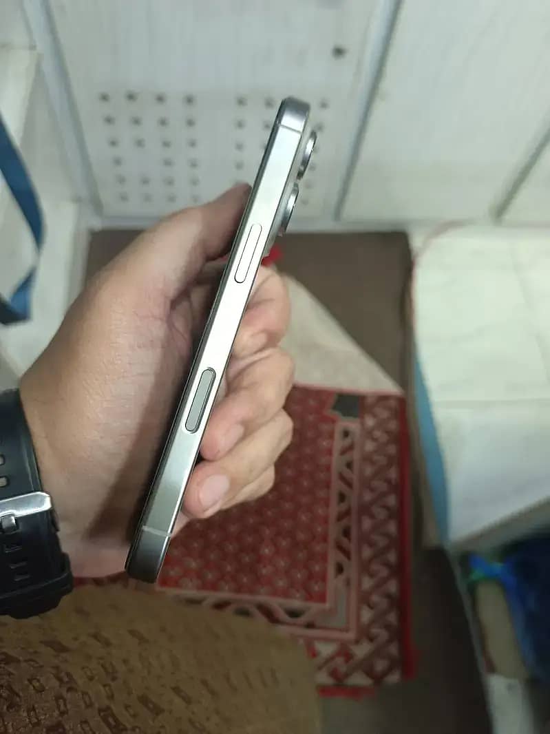 iPhone 16 Pro 1