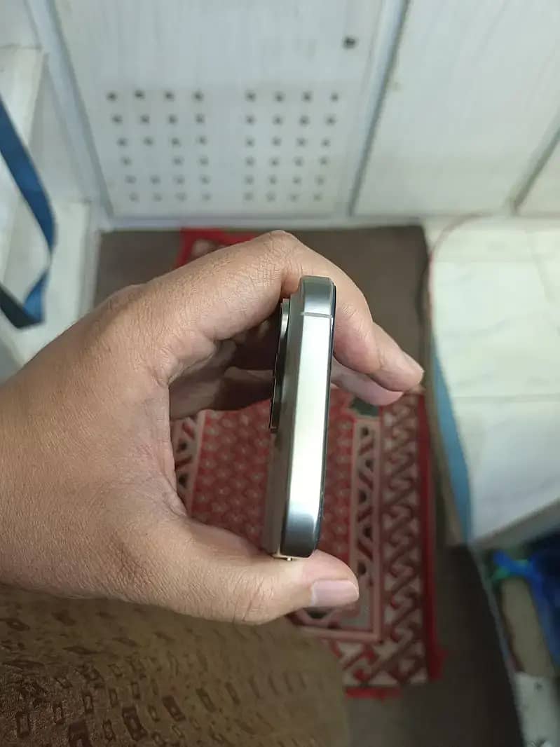 iPhone 16 Pro 2