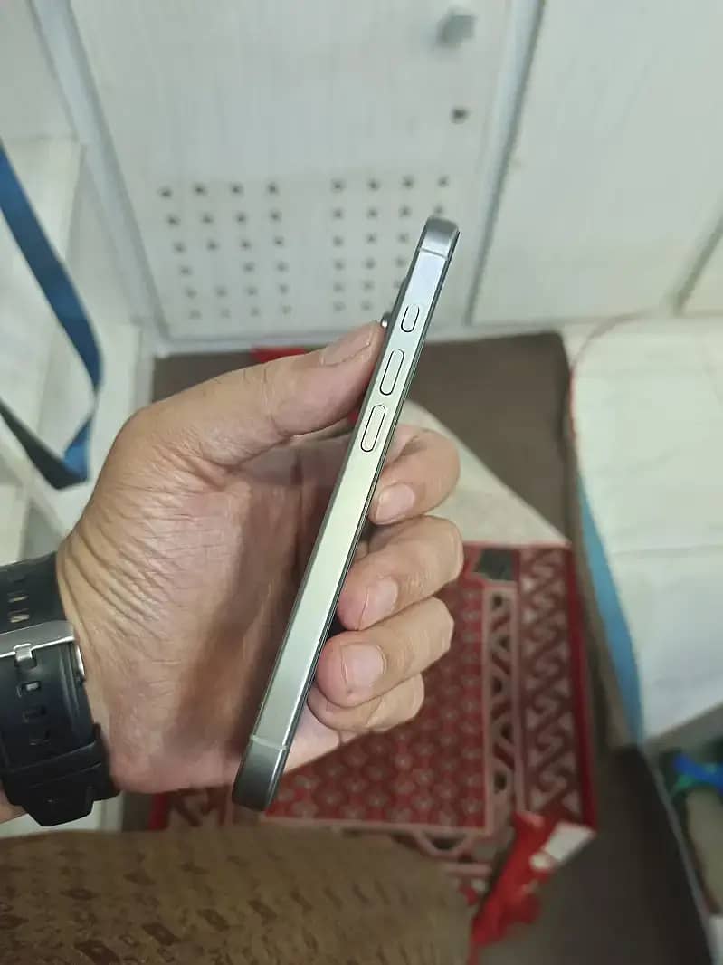 iPhone 16 Pro 4
