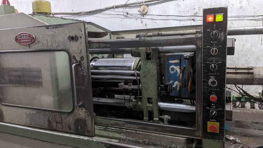 injection molding machine 1