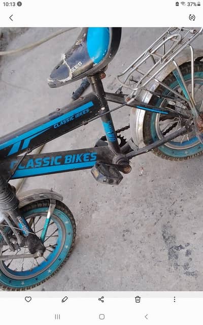 kids bicycke with helper tyres