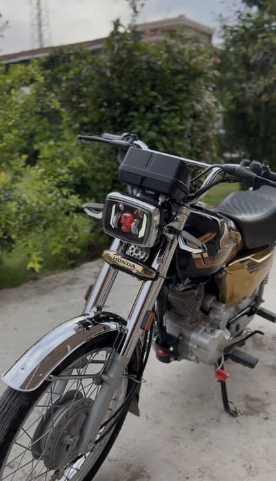 (Contact on whatsapp only)Honda cg 125 gold edition,condition 9.5/10