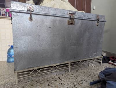 Trunk (sundook pete) with stand