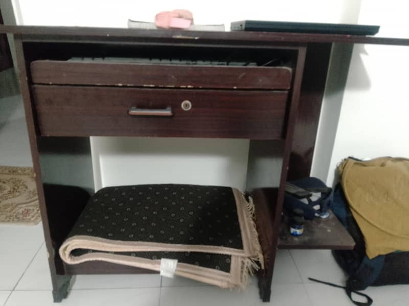 Computer Table With Extra Space 0