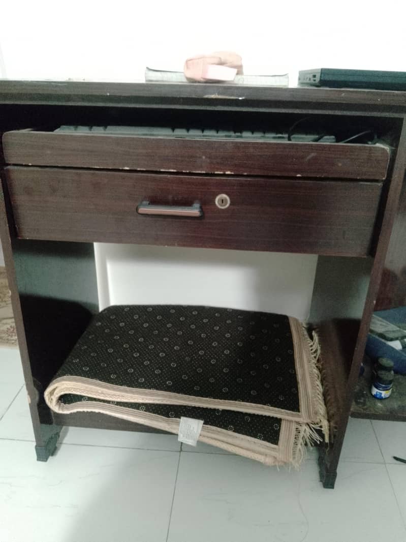 Computer Table With Extra Space 1