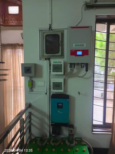 Solar inverter charger (hybrid), 4 Batteries and PV Grid Connecter