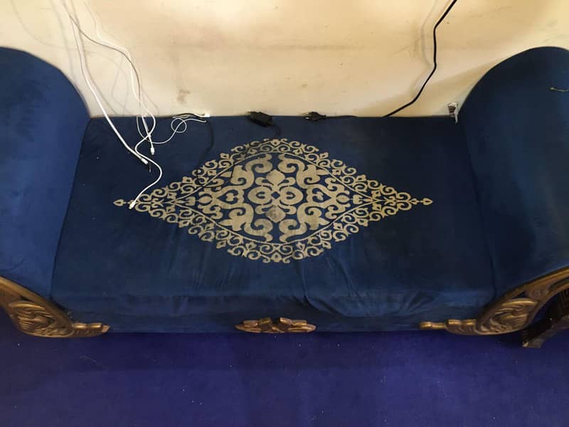 Single Sofa + Table 0