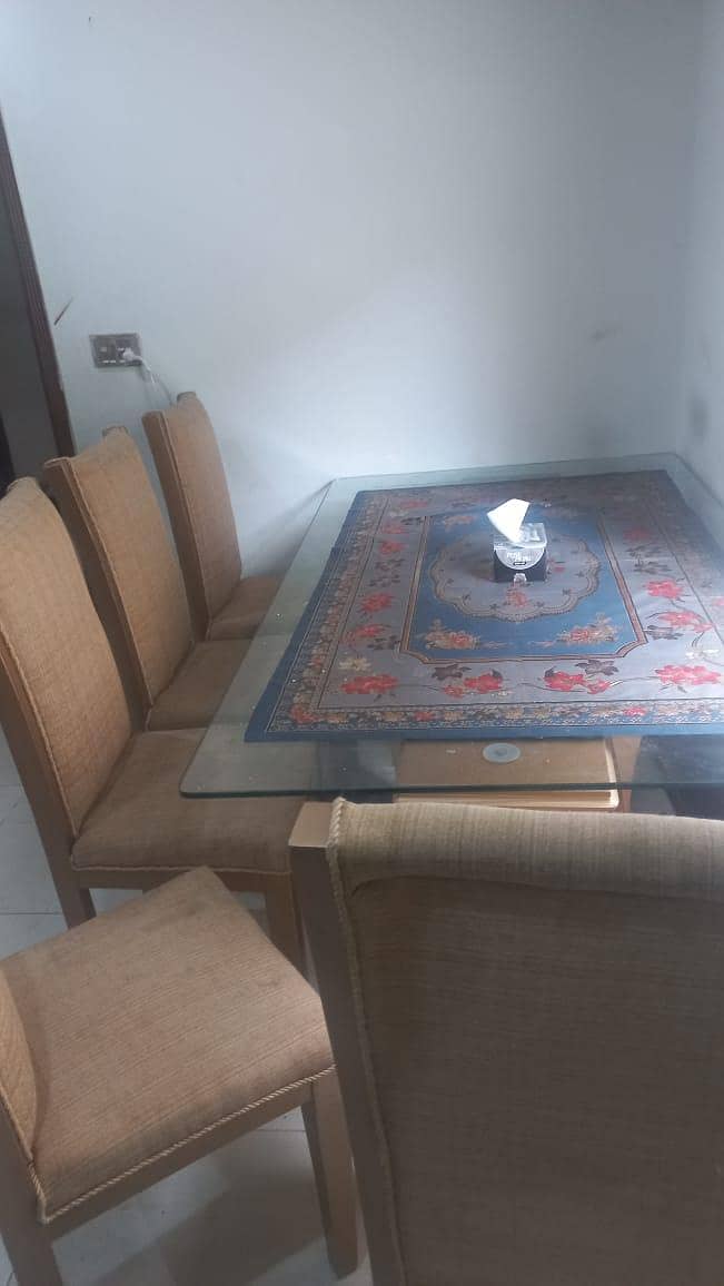 Dining table good condition 2