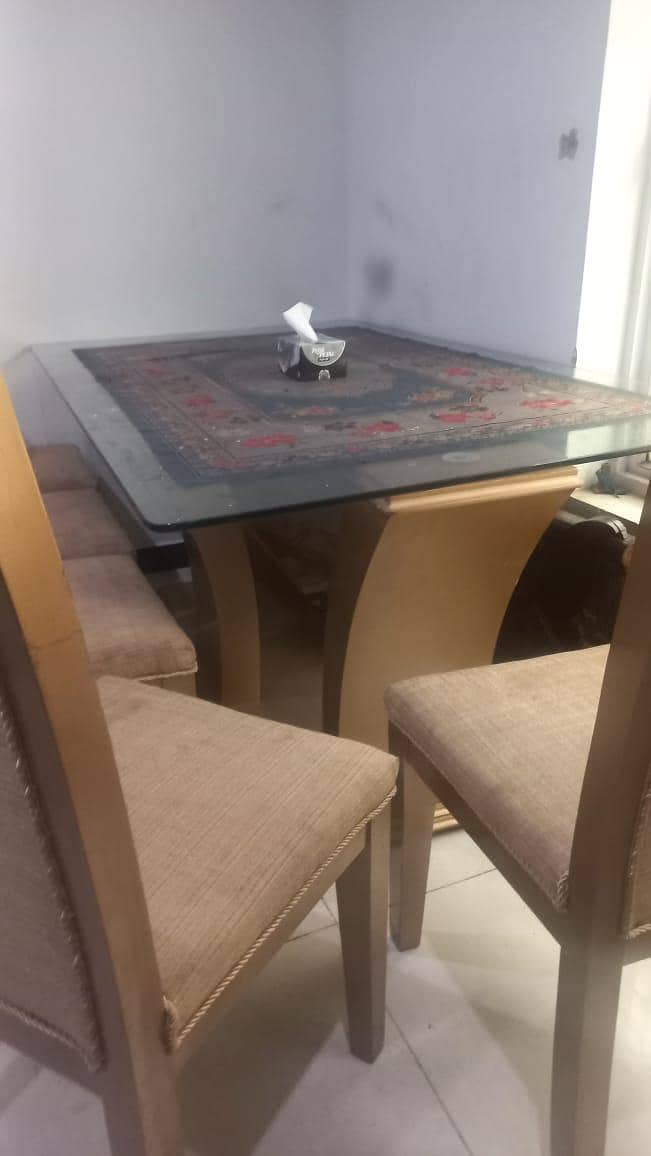 Dining table good condition 3