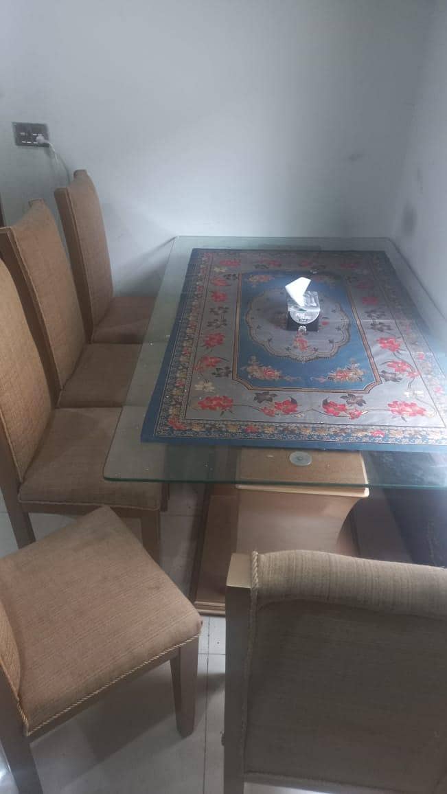 Dining table good condition 4