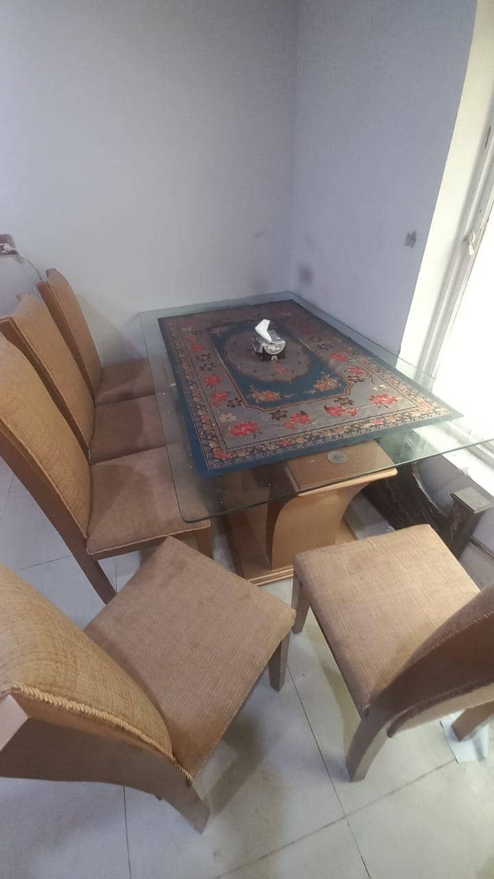 Dining table good condition 7