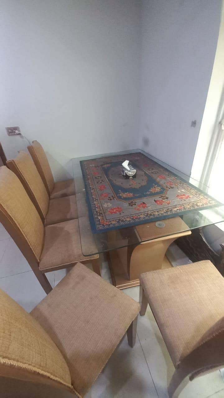 Dining table good condition 11