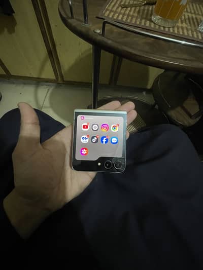 Samsung ZFlip 5 (5G) Non pta esim non active 256 Gb