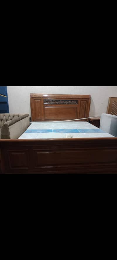 king size wooden bed with one side table