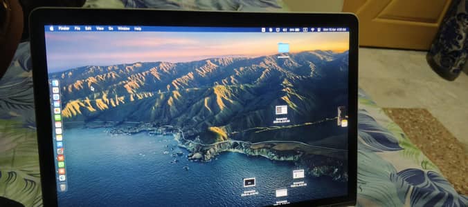 Apple MacBook pro core i7- 16 GB ram, condition 10/10 with charger,