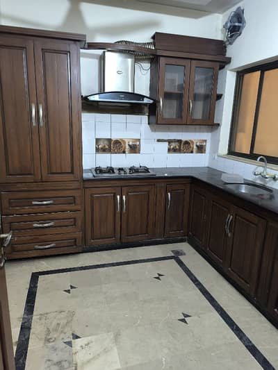 2 bedrooms & 2 bathrooms D TV lounge & kitchen