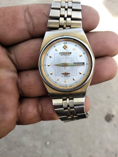 ctizenCondition: Bilkul saaf aur achi halat mein hai (Good condition).