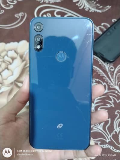 Moto e 2020 with box