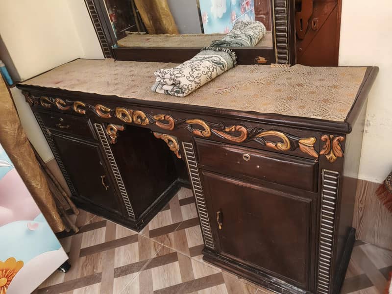 double bed and dressing table 4